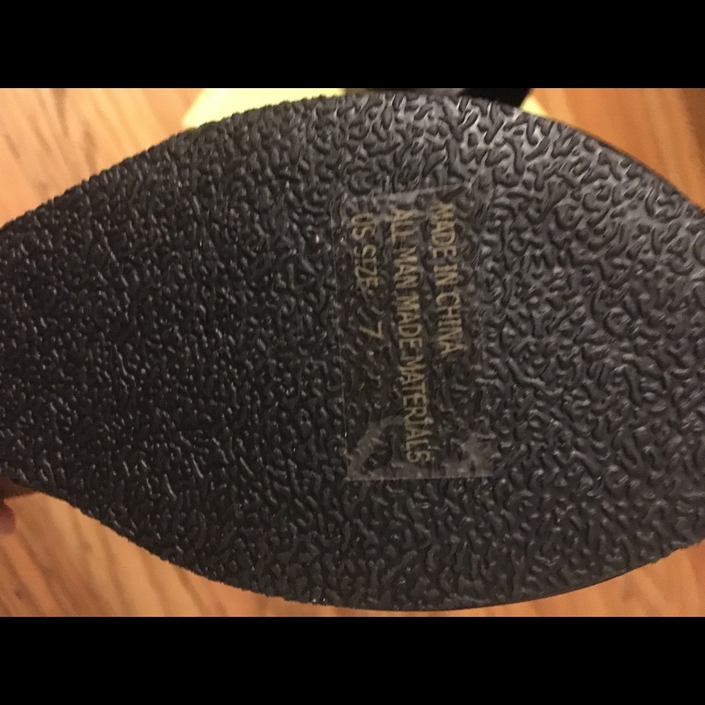 Shoes - Picture 6 of 7